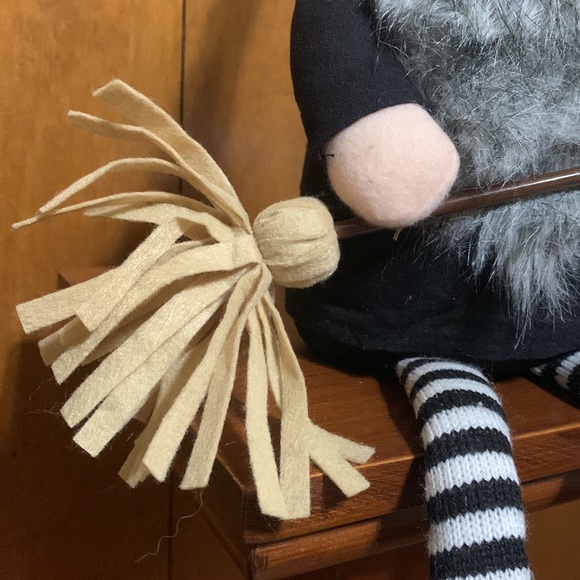 🎃WITCH GNOME WITH BROOM - SUPER CUTE! - Picture 8 of 11